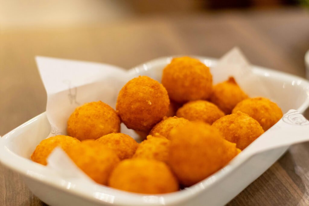 Coxinhas em uma bandeja.