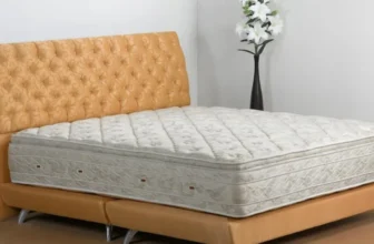 Um colchão em uma cama.