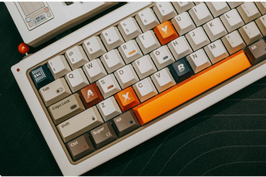 Teclado com teclas de diferentes cores. 