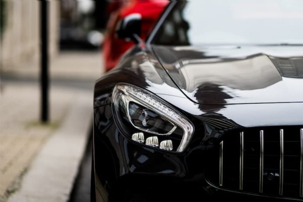 Carro preto de lado.