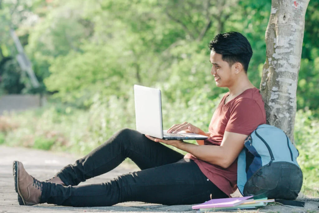 rapaz com notebook no colo