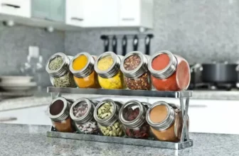 Um porta-têmpero repleto de potes.