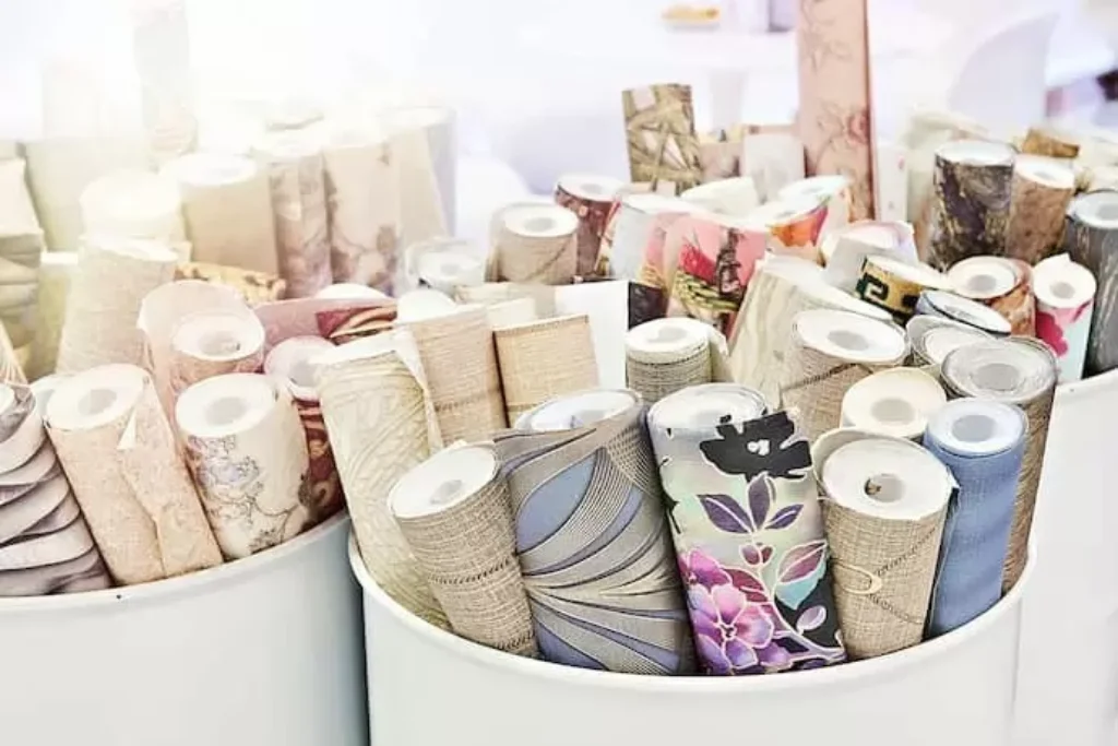 Rolos de papel de parede.