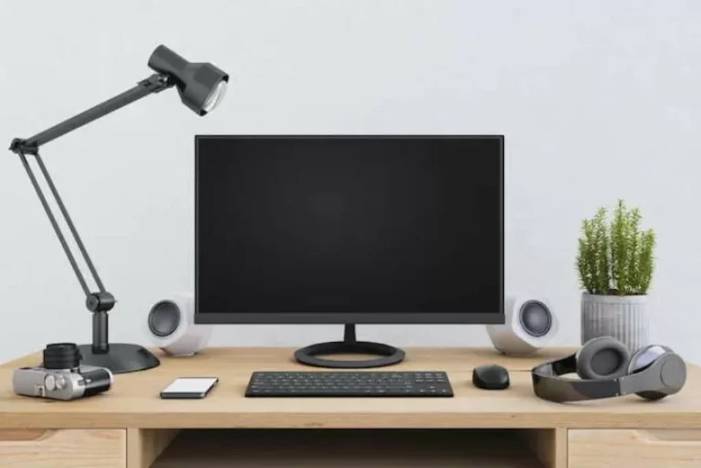 Um monitor Dell em cima de uma mesa.