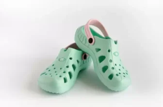 Um par de crocs femininos.