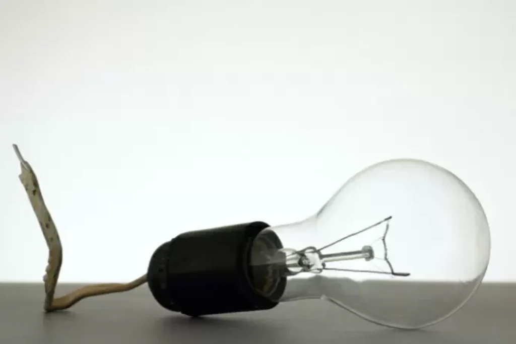 Uma lâmpada ligada em uma tomada.