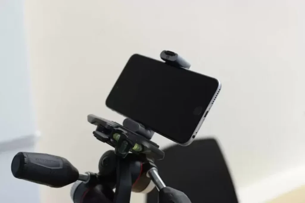 Um tripé profissional da cor preta.