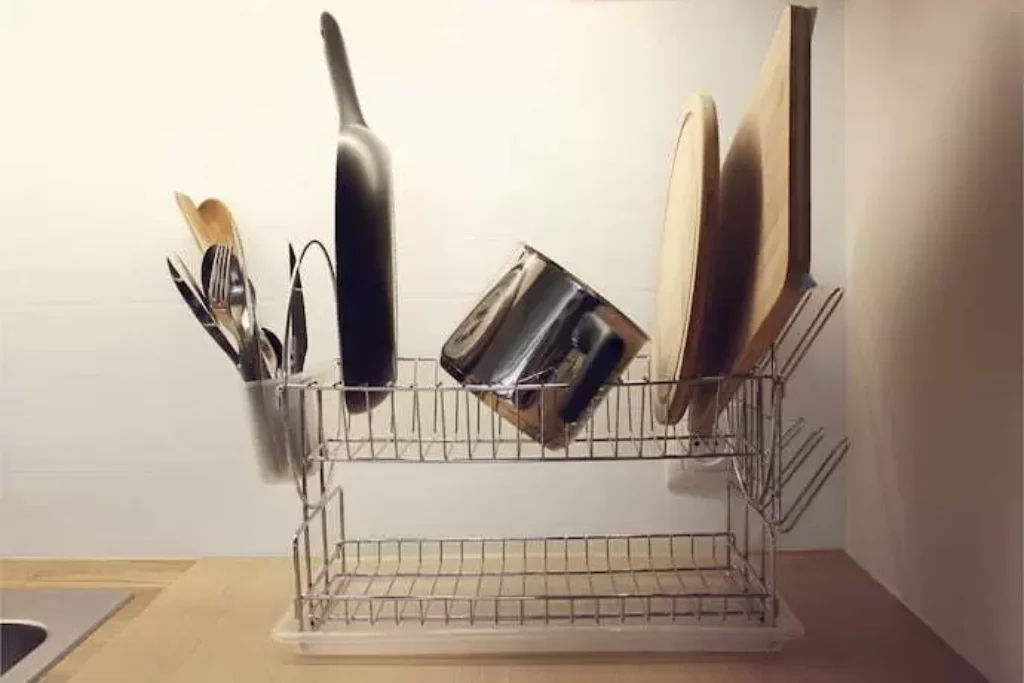 Um escorredor repleto de louças.