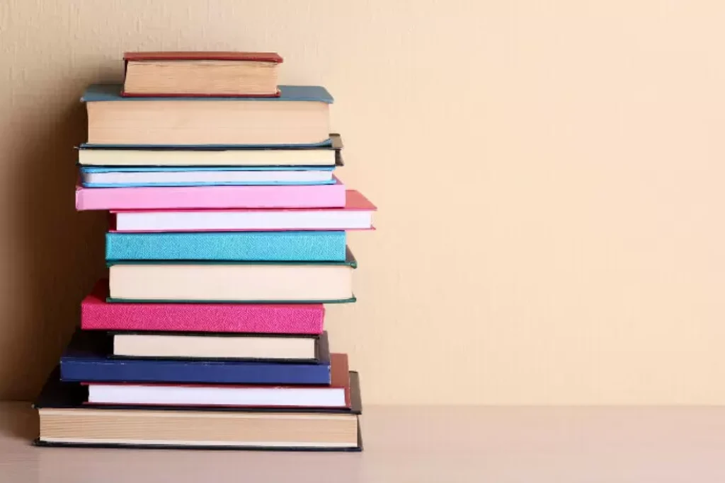 Uma pilha de livros.