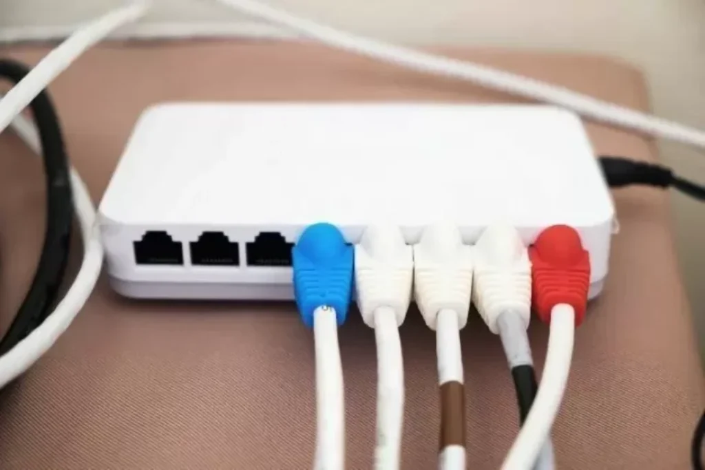 Um adaptador Wi-Fi com cabos conectados.