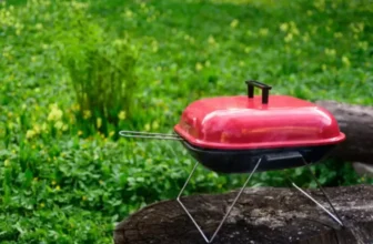 Uma churrasqueira com carvão.