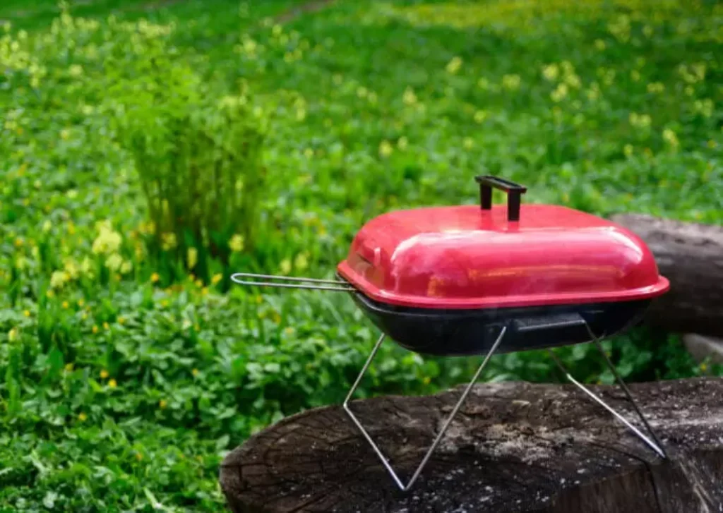 Uma churrasqueira com carvão.