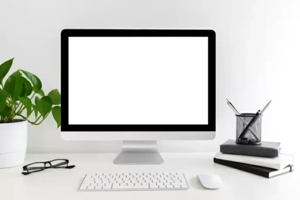 Um computador em uma mesa de trabalho.