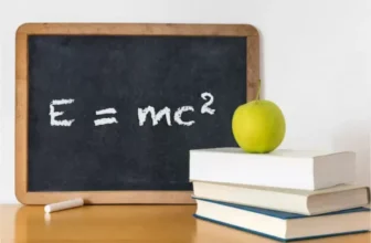 Livros em cima de uma mesa.