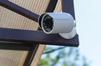 Uma câmera instalada em um suporte.