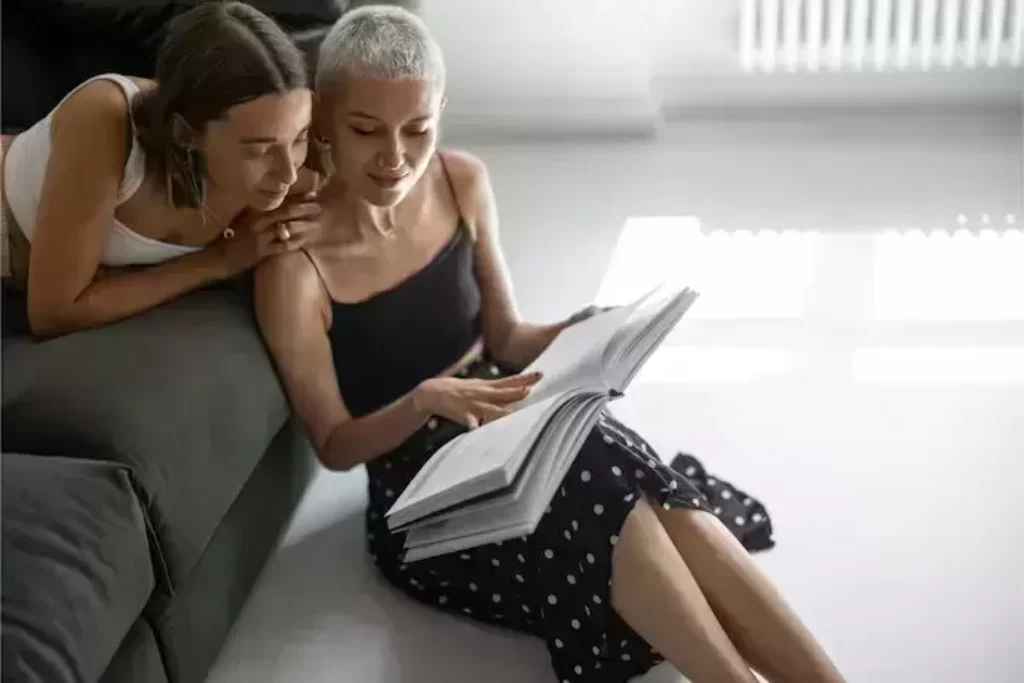 Um casal lendo um livro.