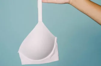 Uma mulher segurando um sutiã.