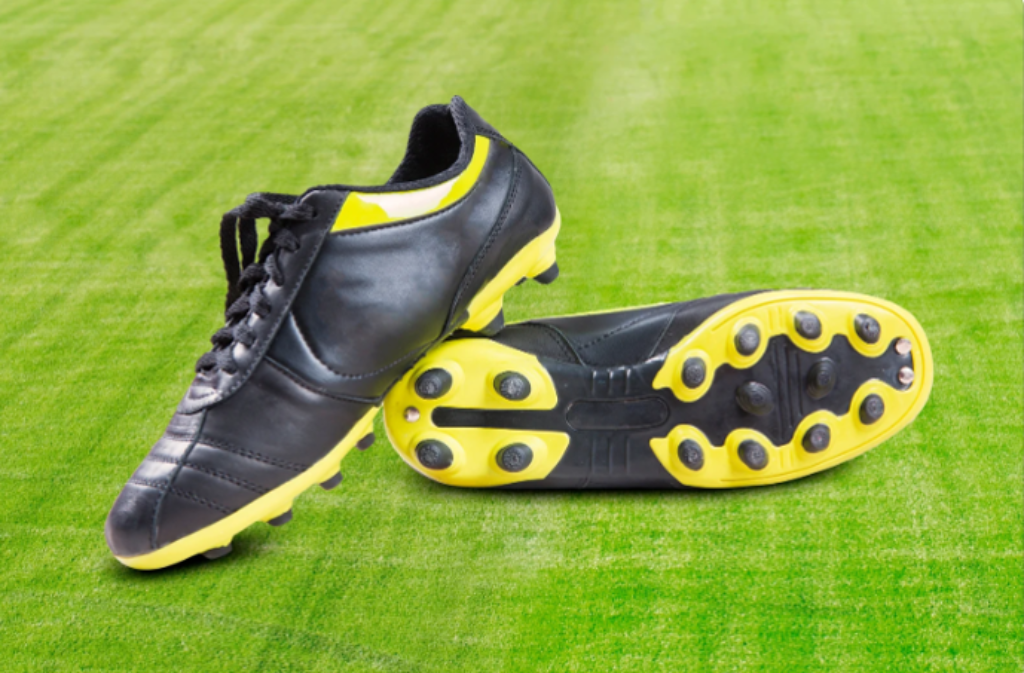 Chuteira e fundo verde