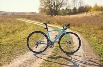 Uma bicicleta em uma trilha.