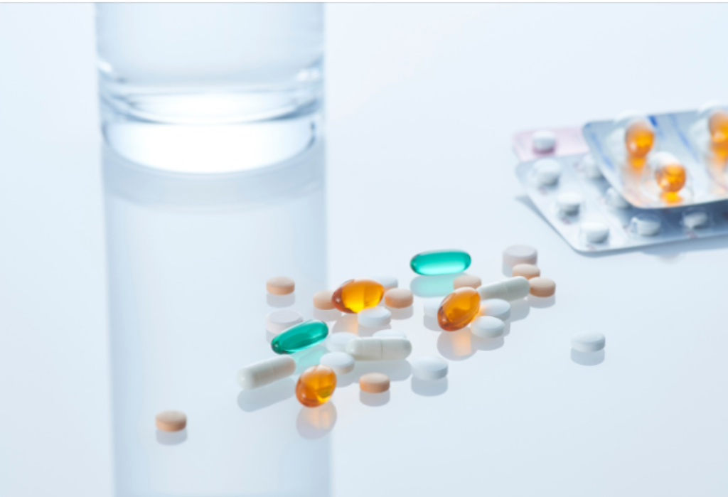 magnésio dimalato e copo de água