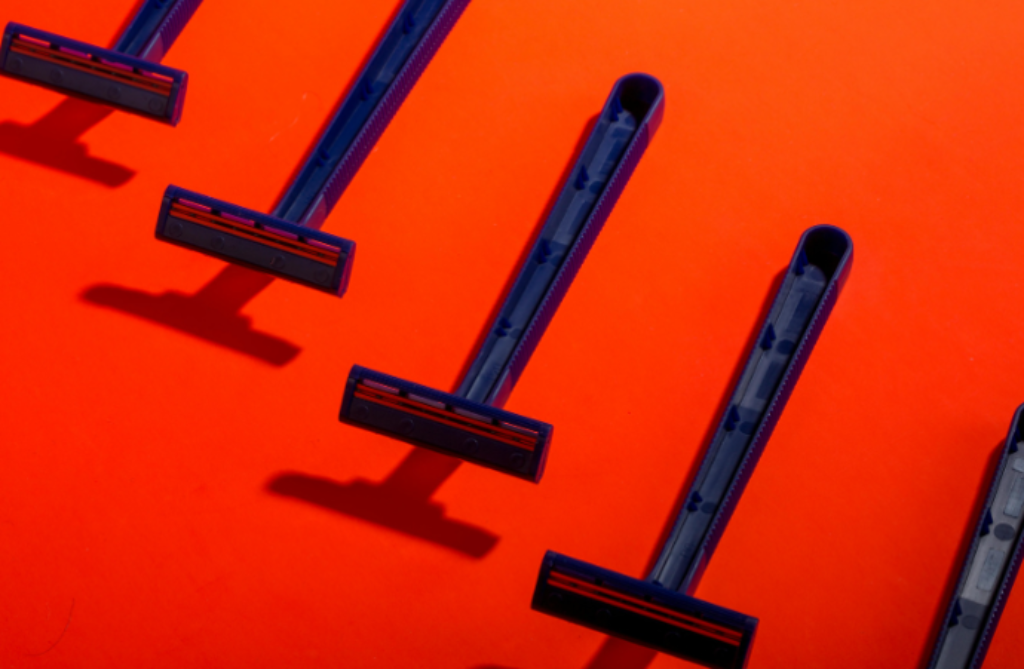 Gilletes e fundo laranja