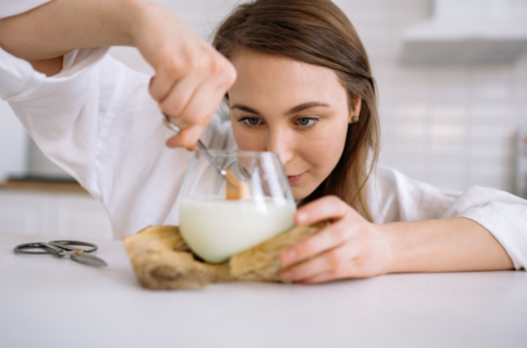 Mulher com copo de leite