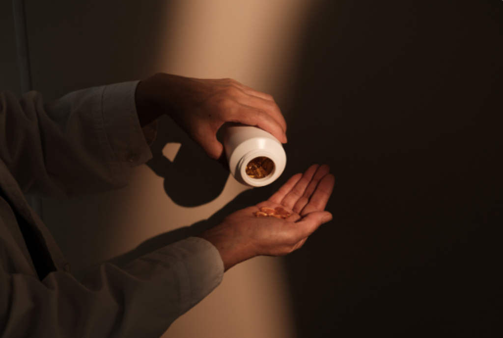 mulher tomando própolis