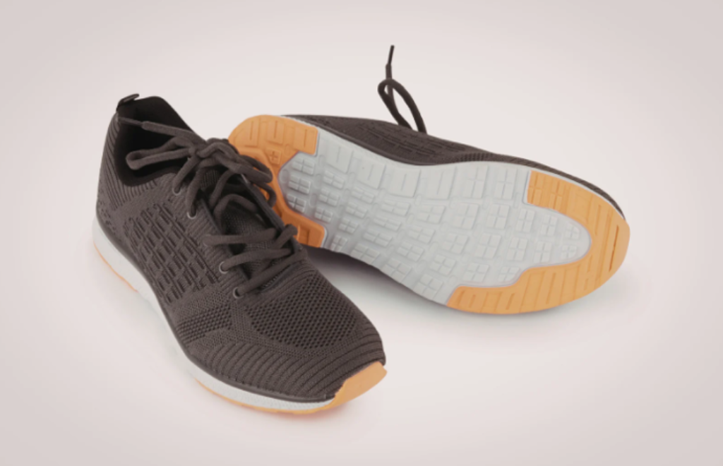 Chuteira preta e fundo cinza