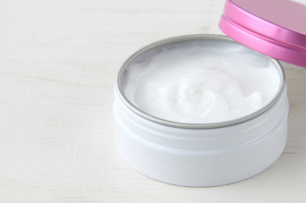 máscara de hidratação e fundo cinza