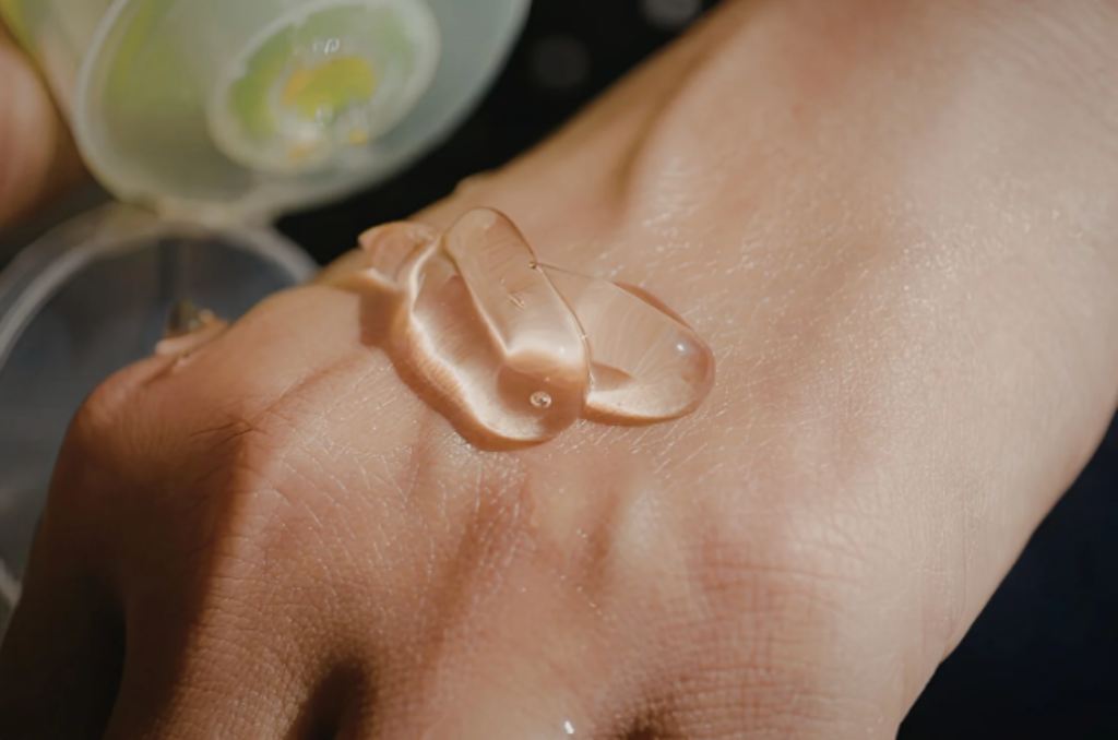 Estimulante feminino em gel na mão de alguém