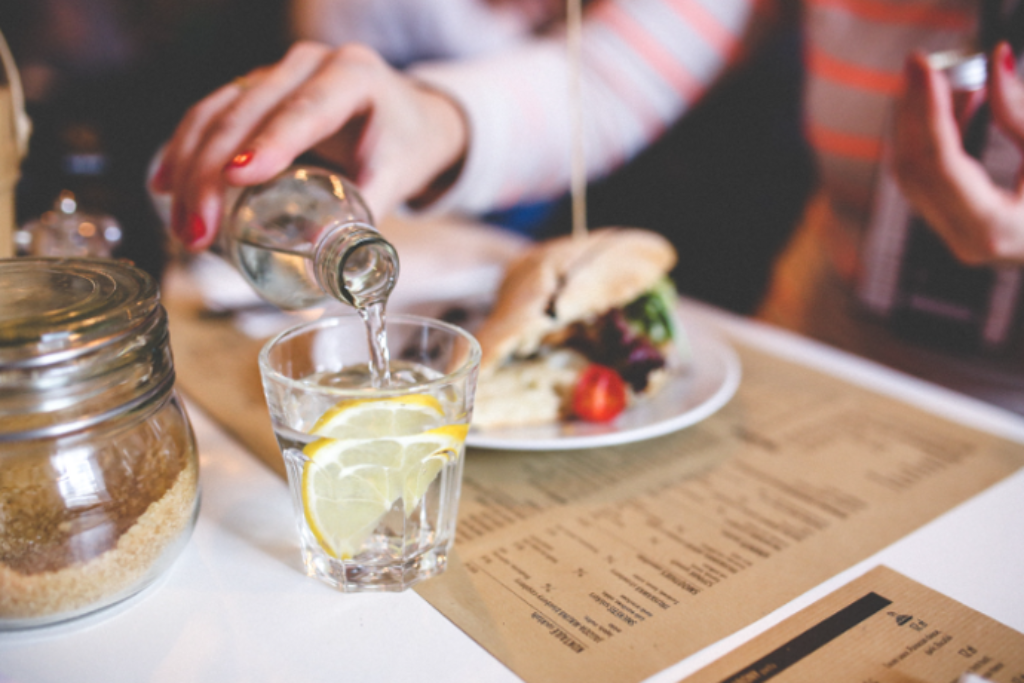 água e prato de comida