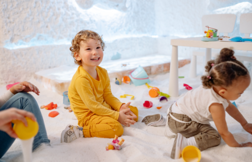 Duas crianças e brinquedos