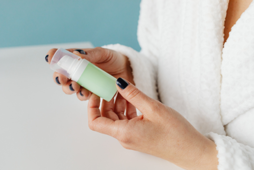 Mulher com desodorante na mão