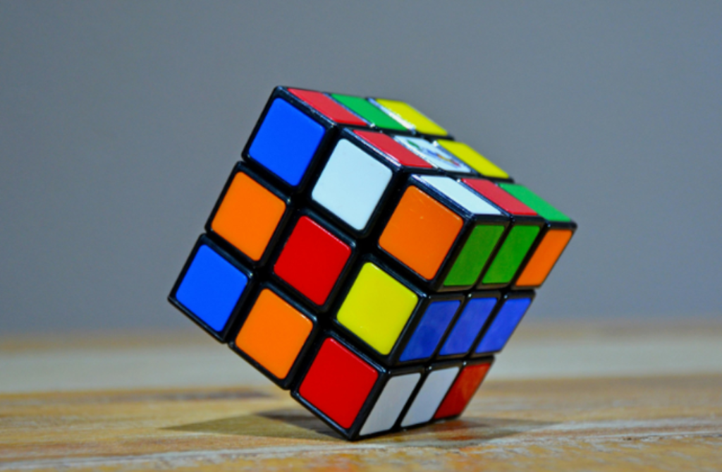 Cubo mágico em uma mesa