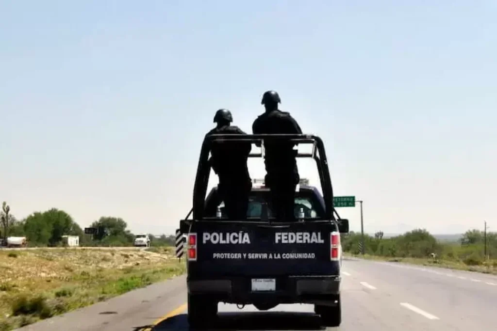 Dois homens em cima de uma jipe.