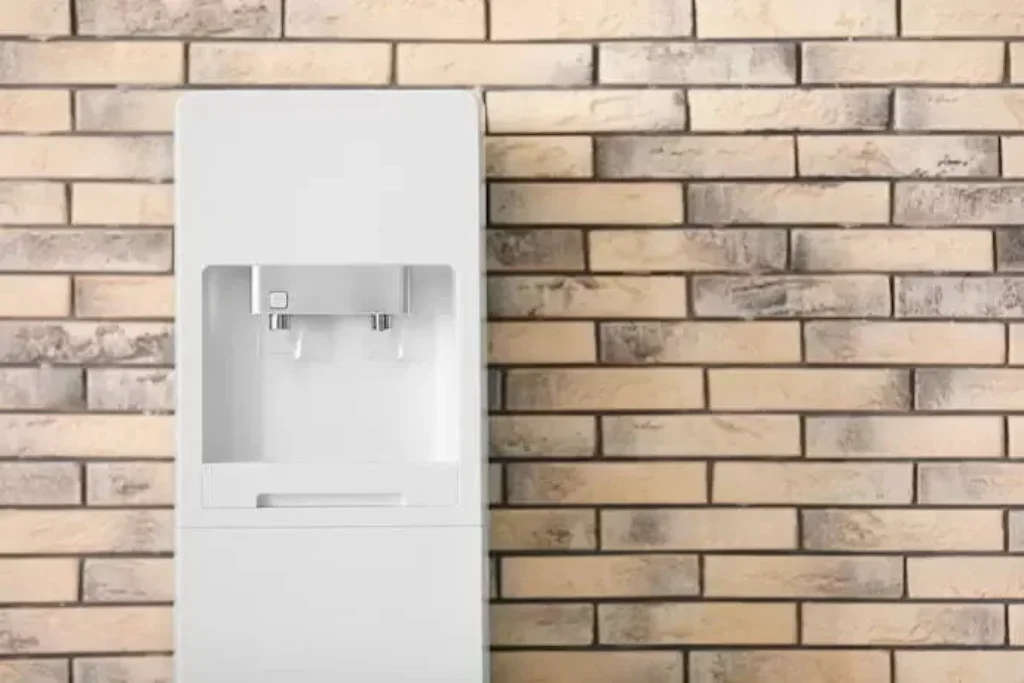 Um bebedouro na frente de uma parede de tijolos.