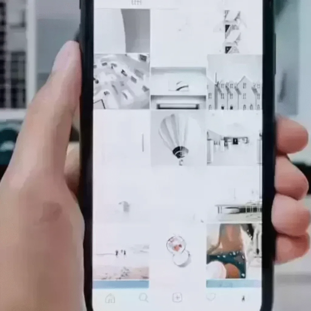 Uma pessoa segurança um celular.