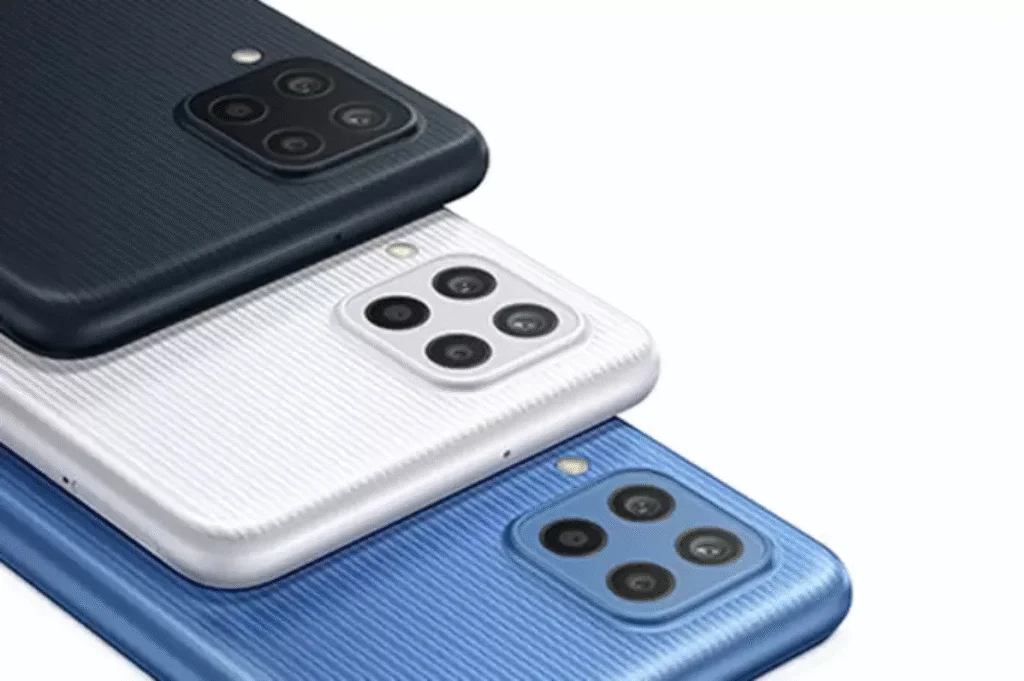 Três celulares, um em cima do outro.