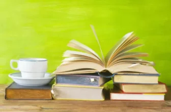 Um punhado de livros em cima de uma mesa.