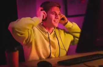 Um homem colocando os fones de ouvido.