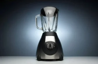 Um liquidificador preto.