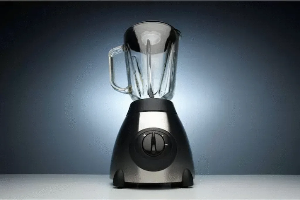 Um liquidificador preto.