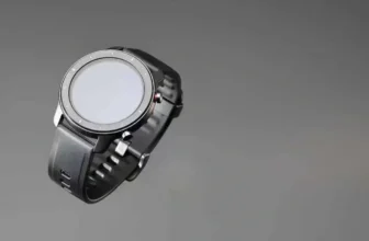 Um relógio prateado.