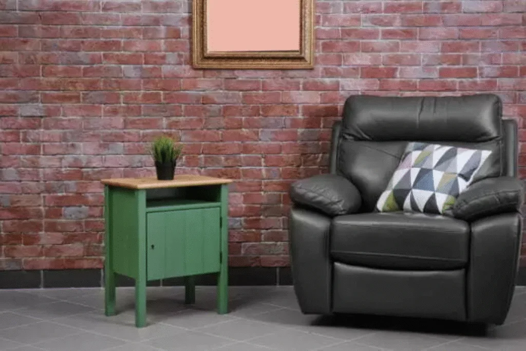 Uma poltorna em uma sala.