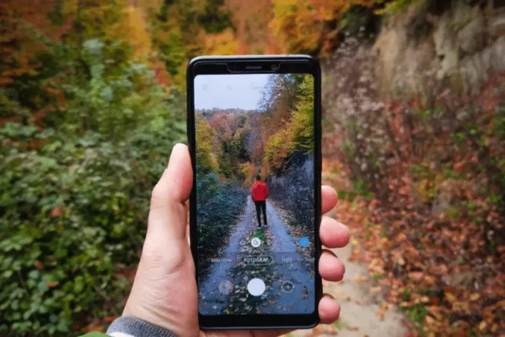 Um celular na mão de uma pessoa.