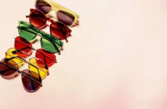 Diversos óculos de sol em uma mesa.