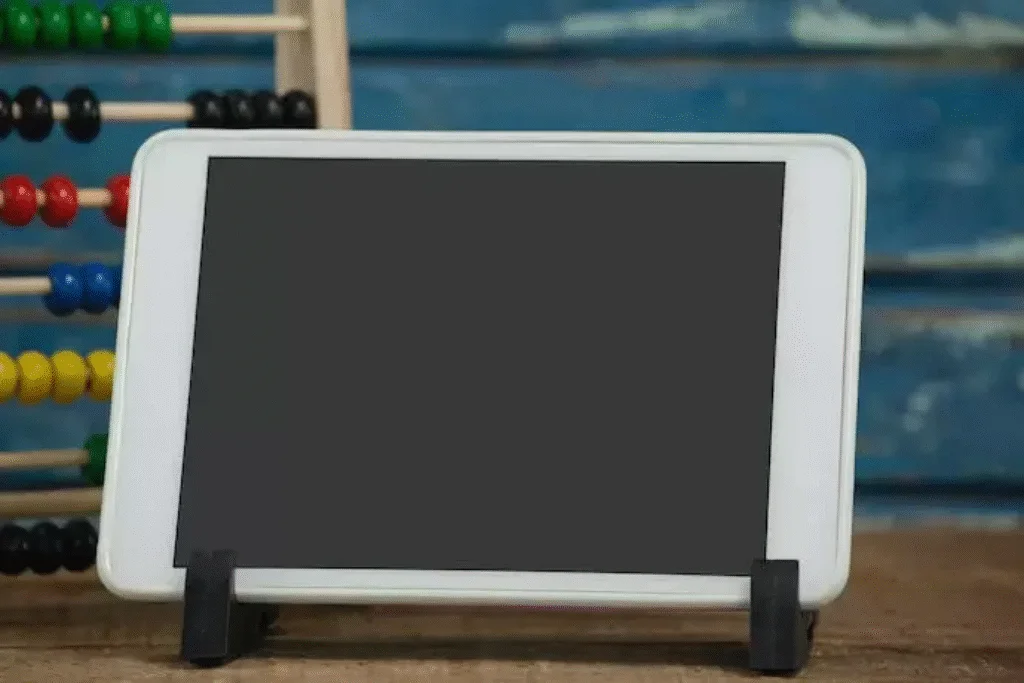 Um laptop em uma mesa.