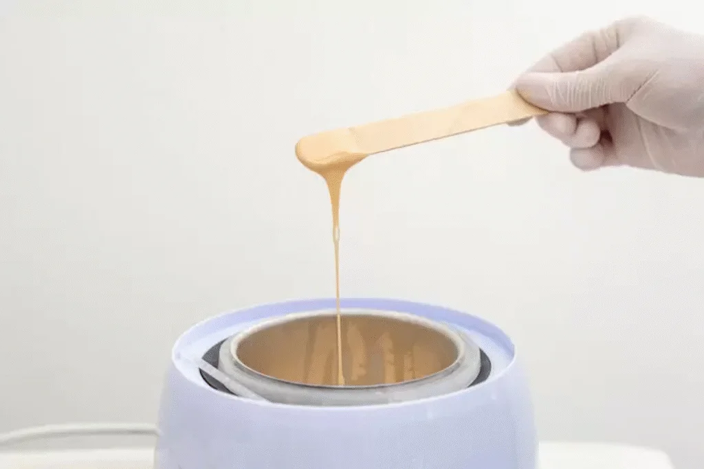 Uma pessoa mexendo em uma panela.