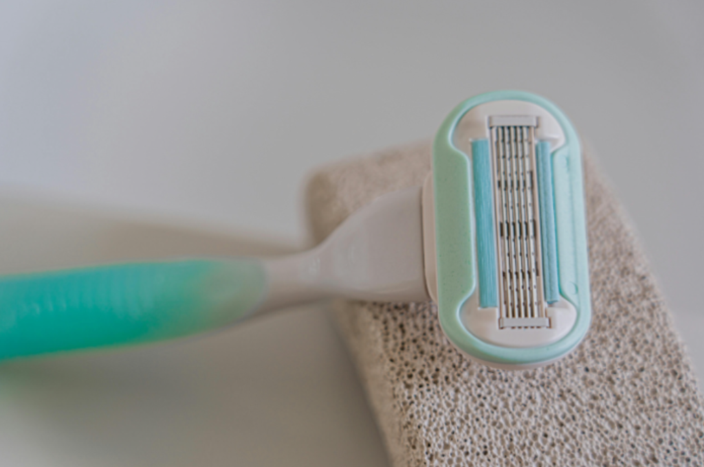 Gillete e fundo cinza