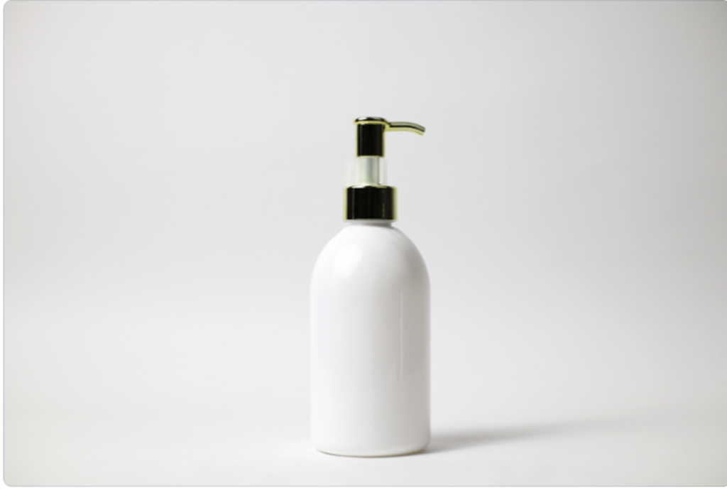 shampoo em frasco branco